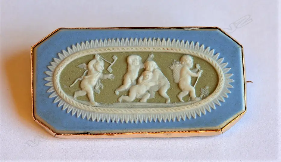 A 15ct. gold N.Z. made frame Wedgwood brooch Image 1++