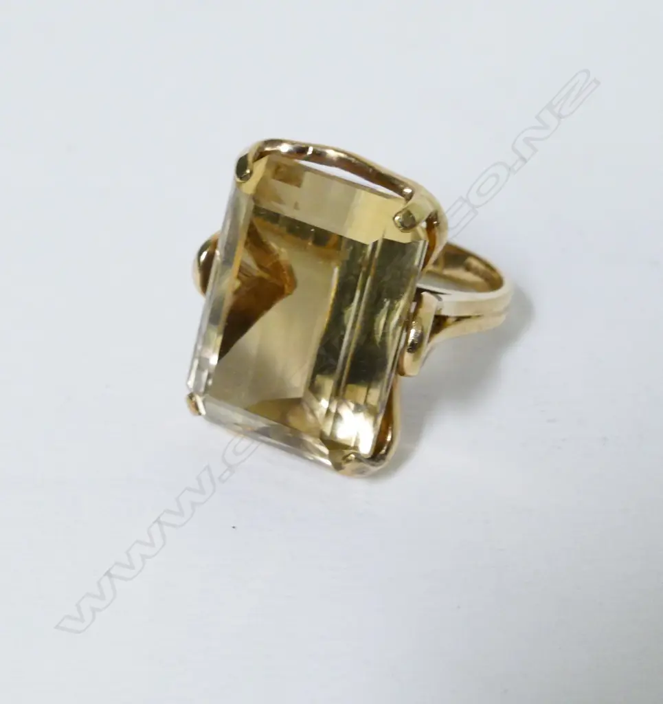 A retro 9ct. gold and citrine cocktail ring Image 1++