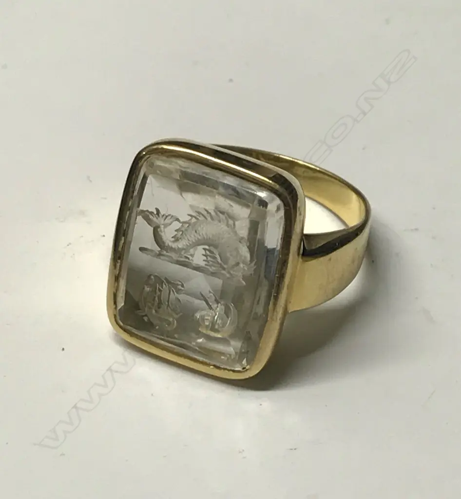 An 18ct. gold seal ring Image 1++