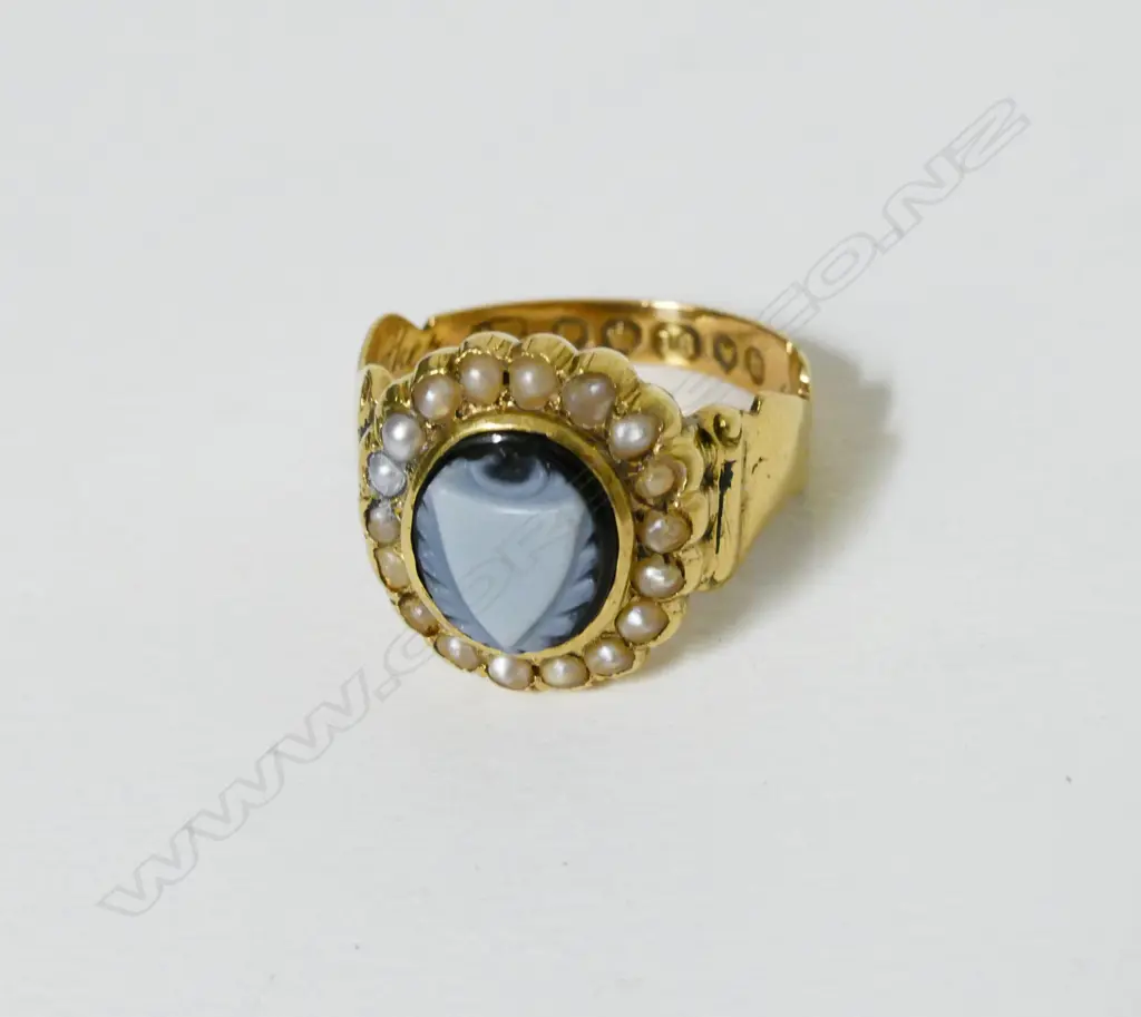 A Victorian 18ct. gold mourning ring Image 1++