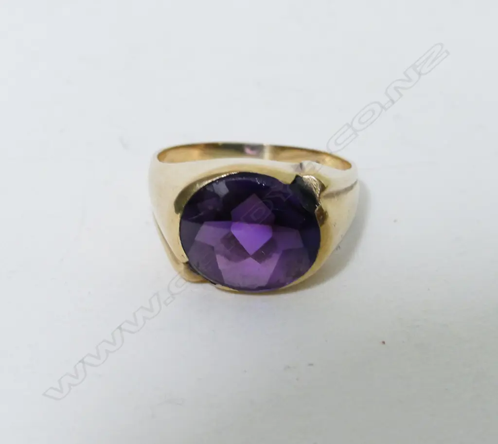 A gent's 9ct. gold and amethyst ring Image 1++