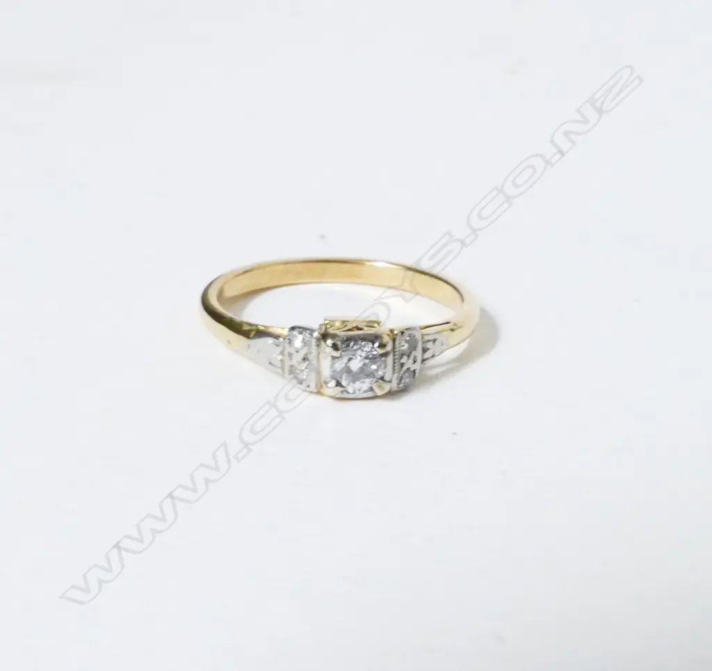 An 18ct. gold and diamond Art Deco ring Image 1++