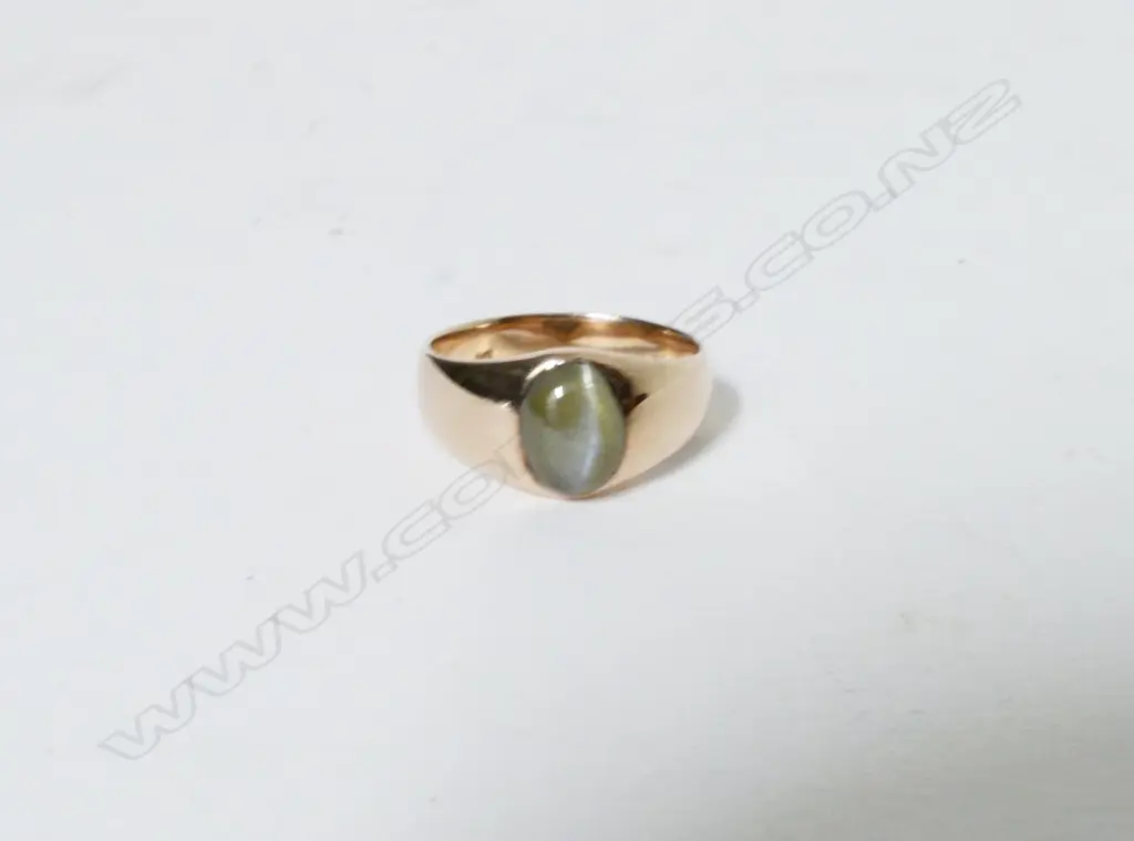 A 9ct. gold gents chrysoberyl ring Image 1++