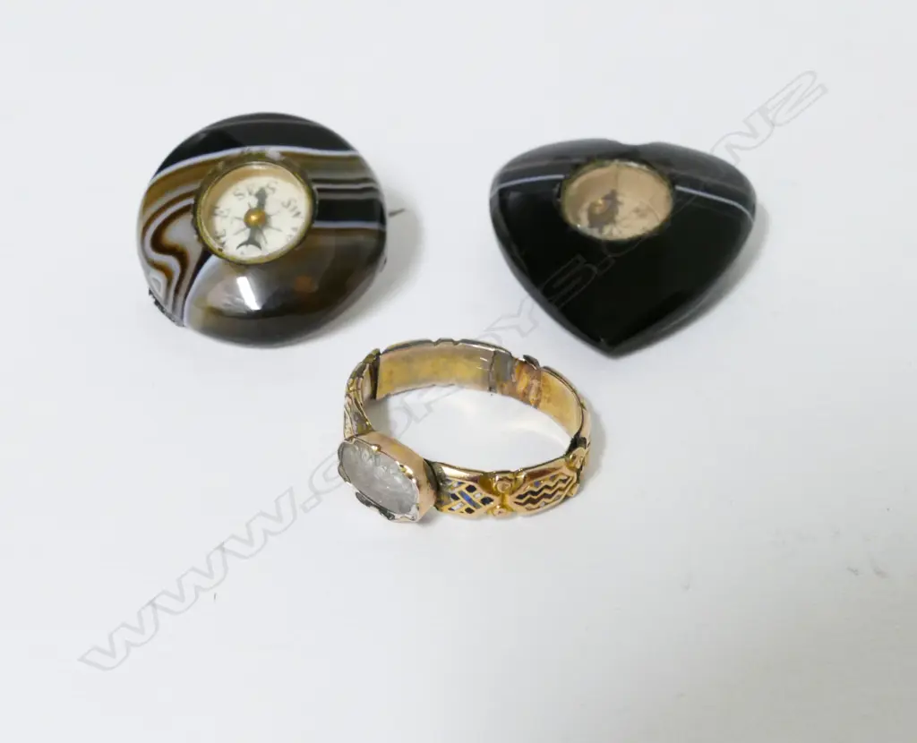 Three antique pieces of jewellery Image 1++