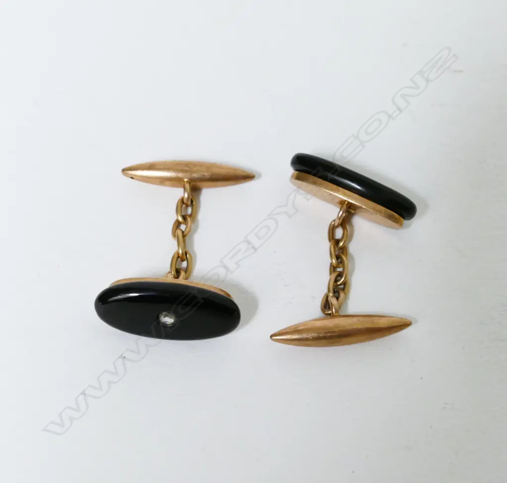 A pair of 15ct. rose gold and onyx cuff links Image 1++