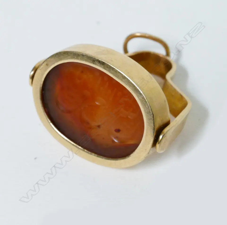 An antique 15ct. rose gold and carnelian fob spinner Image 1++