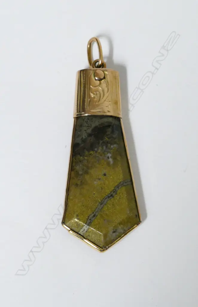A colonial 9ct. rose gold and goldstone pendant Image 1++