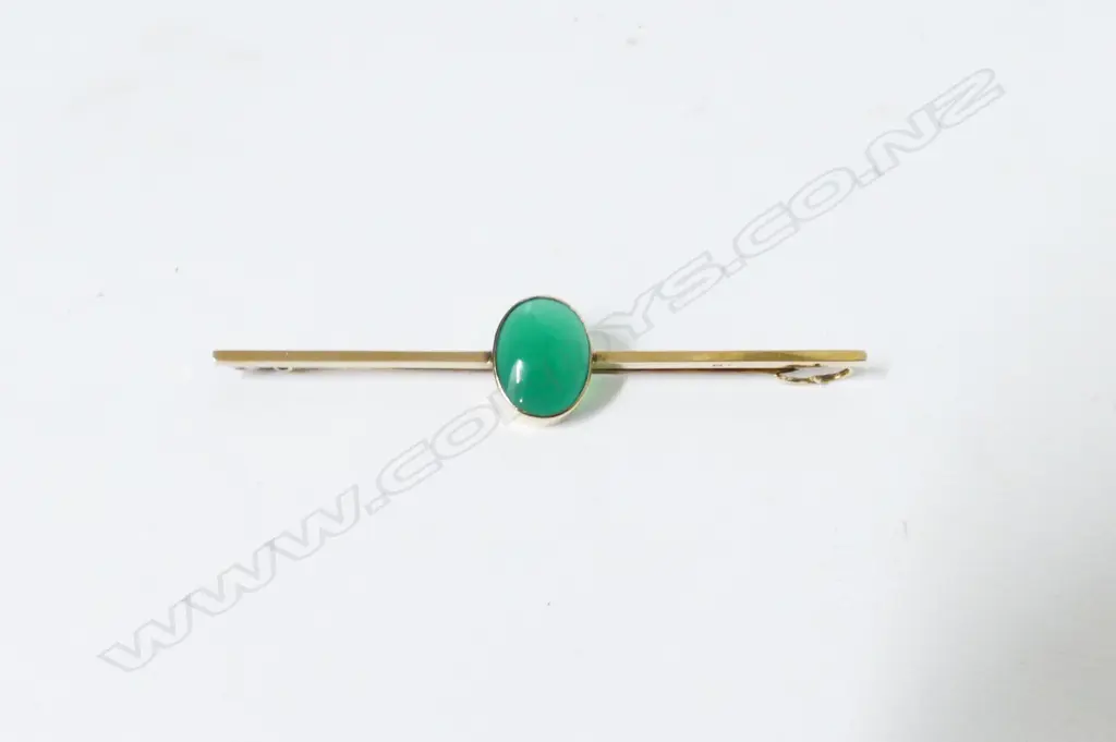 A 9ct. and chrysoprase bar brooch Image 1++