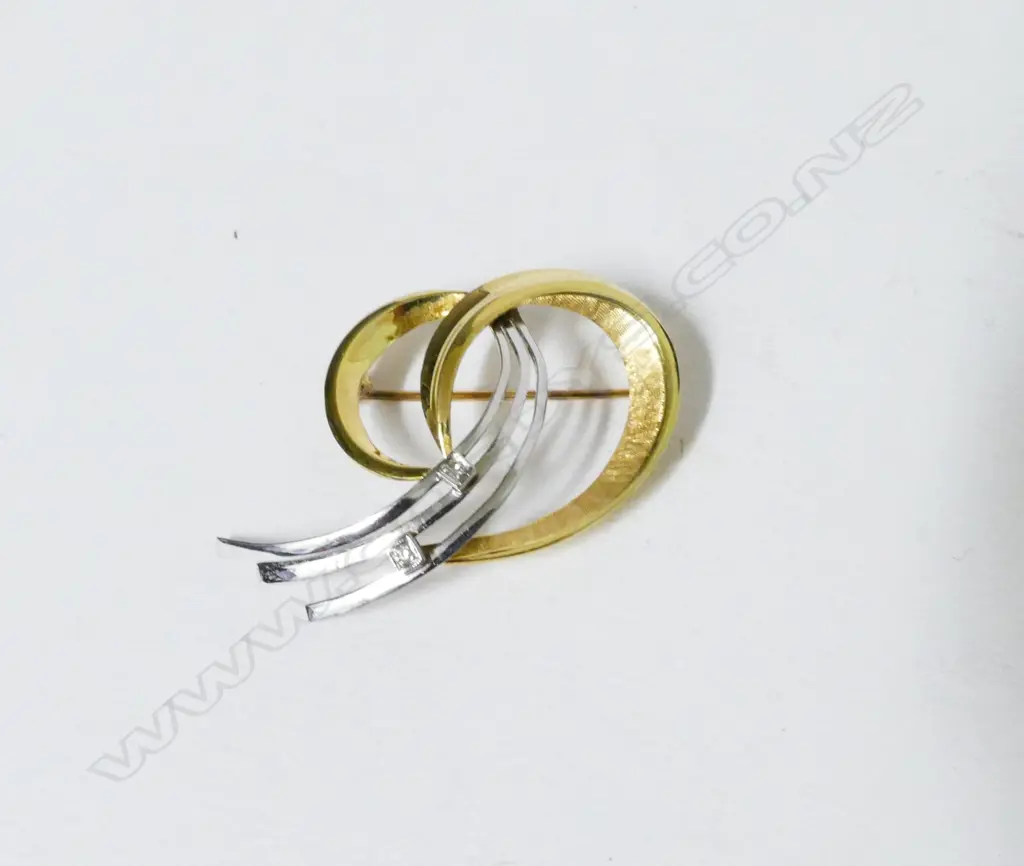 A retro 14ct. gold and diamond brooch Image 1++