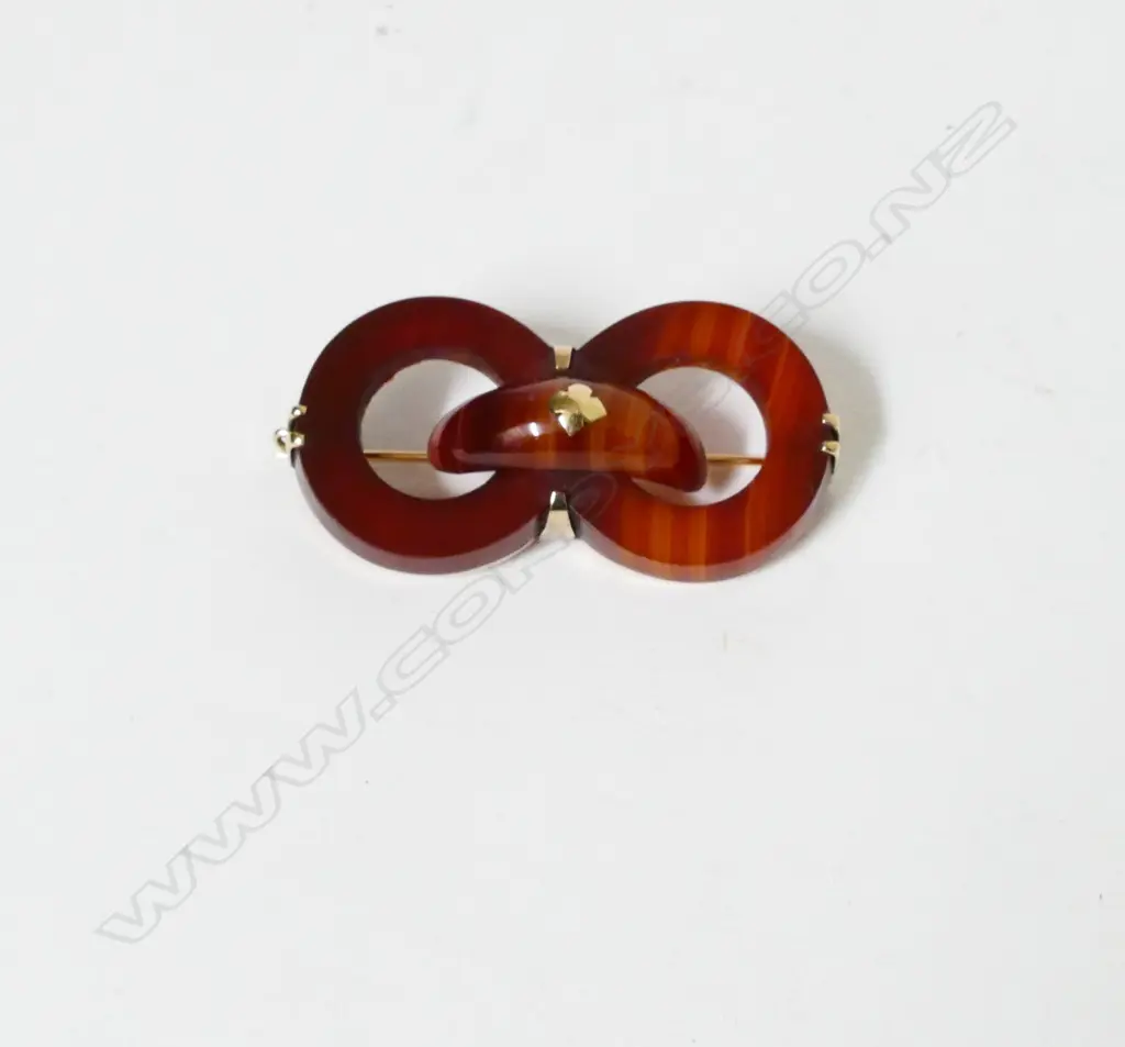 A Victorian Scottish carnelian and gold brooch Image 1++