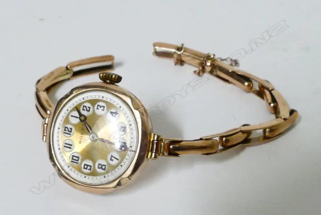 A vintage 9ct rose gold lady's Rolex wristwatch Image 1++