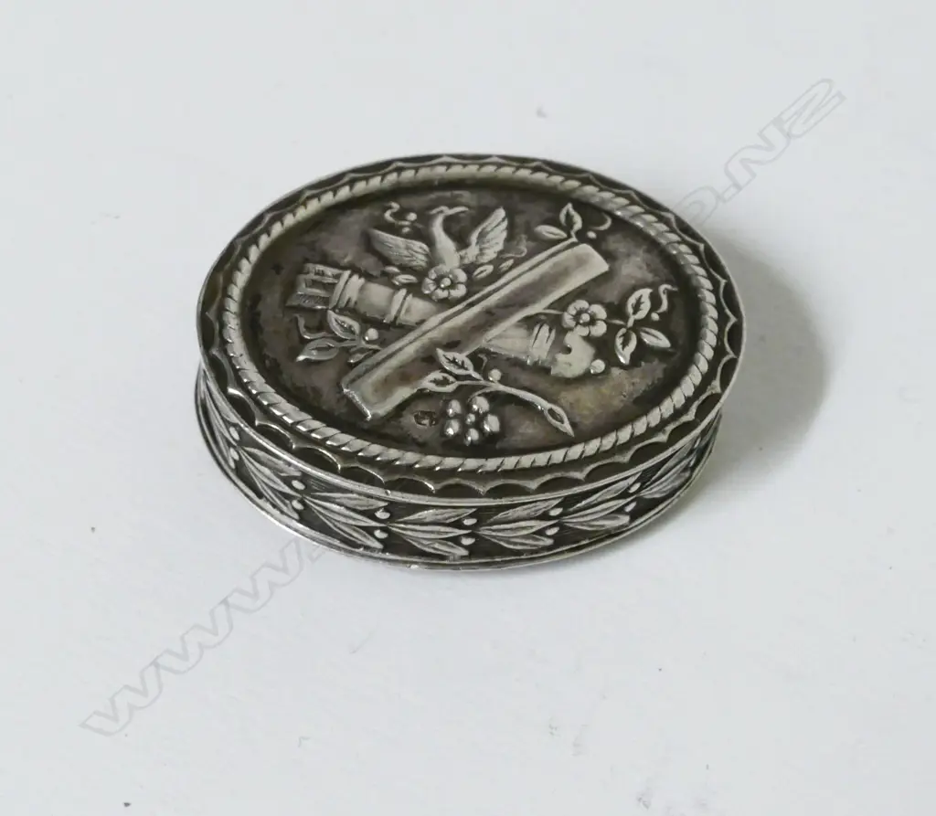 A 19thC French silver snuff box Image 1++
