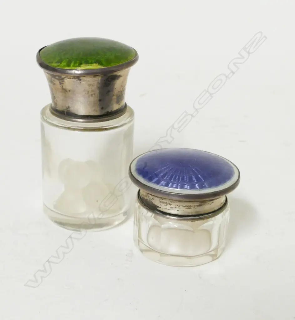 A rouge pot and smelling salts jar Image 1++