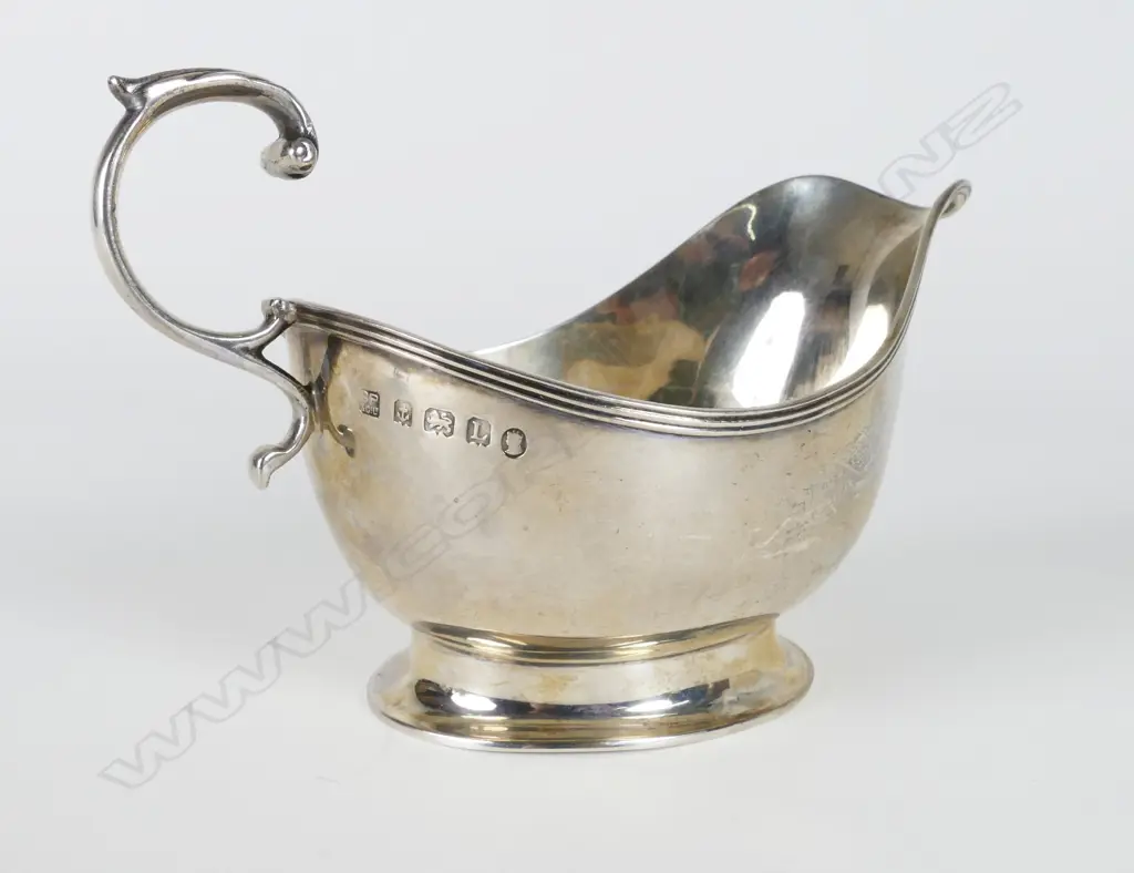 A George V silver sauce boat Image 1++
