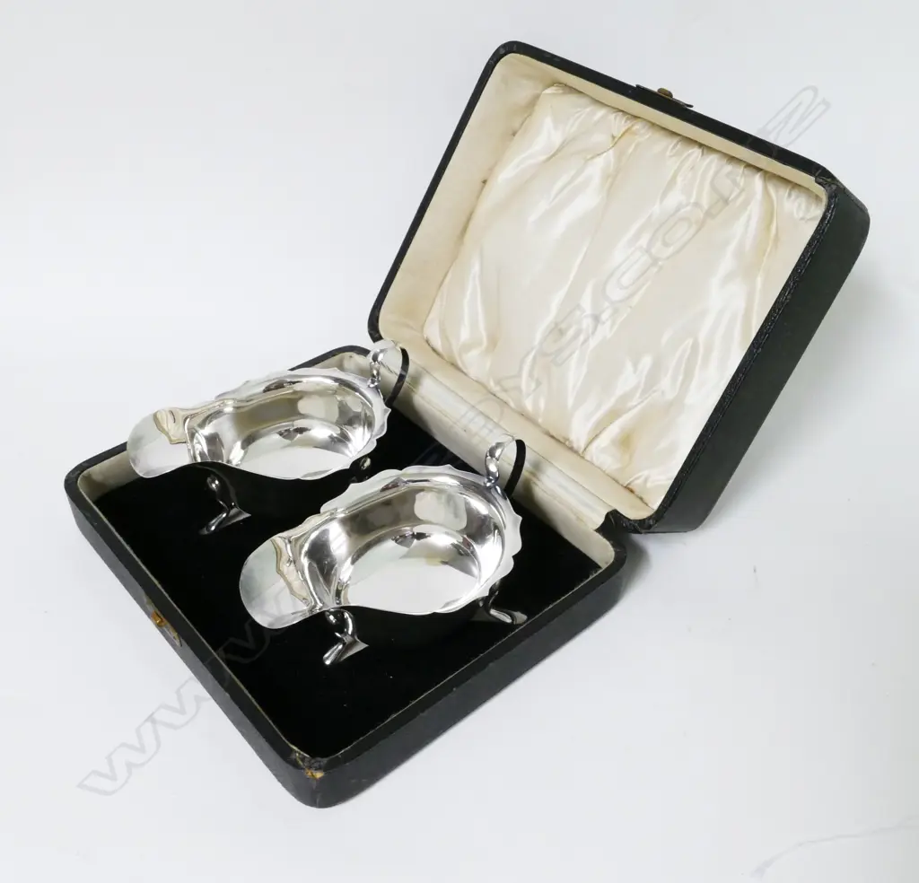 A cased pair of silver sauce boats Image 1++