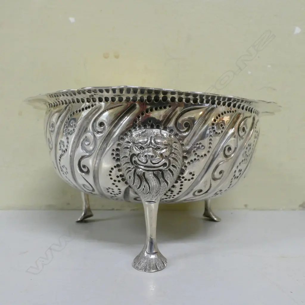 An 18thC Irish provincial silver sugar bowl Image 1++