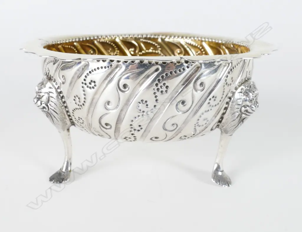 An 18thC Irish provincial silver sugar bowl Image 1++