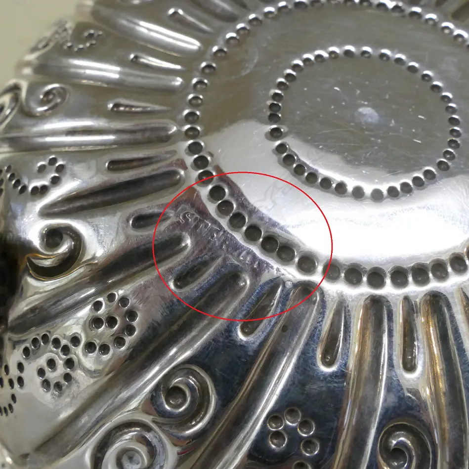 An 18thC Irish provincial silver sugar bowl Image 1++