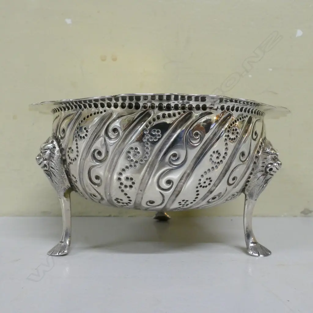 An 18thC Irish provincial silver sugar bowl Image 1++