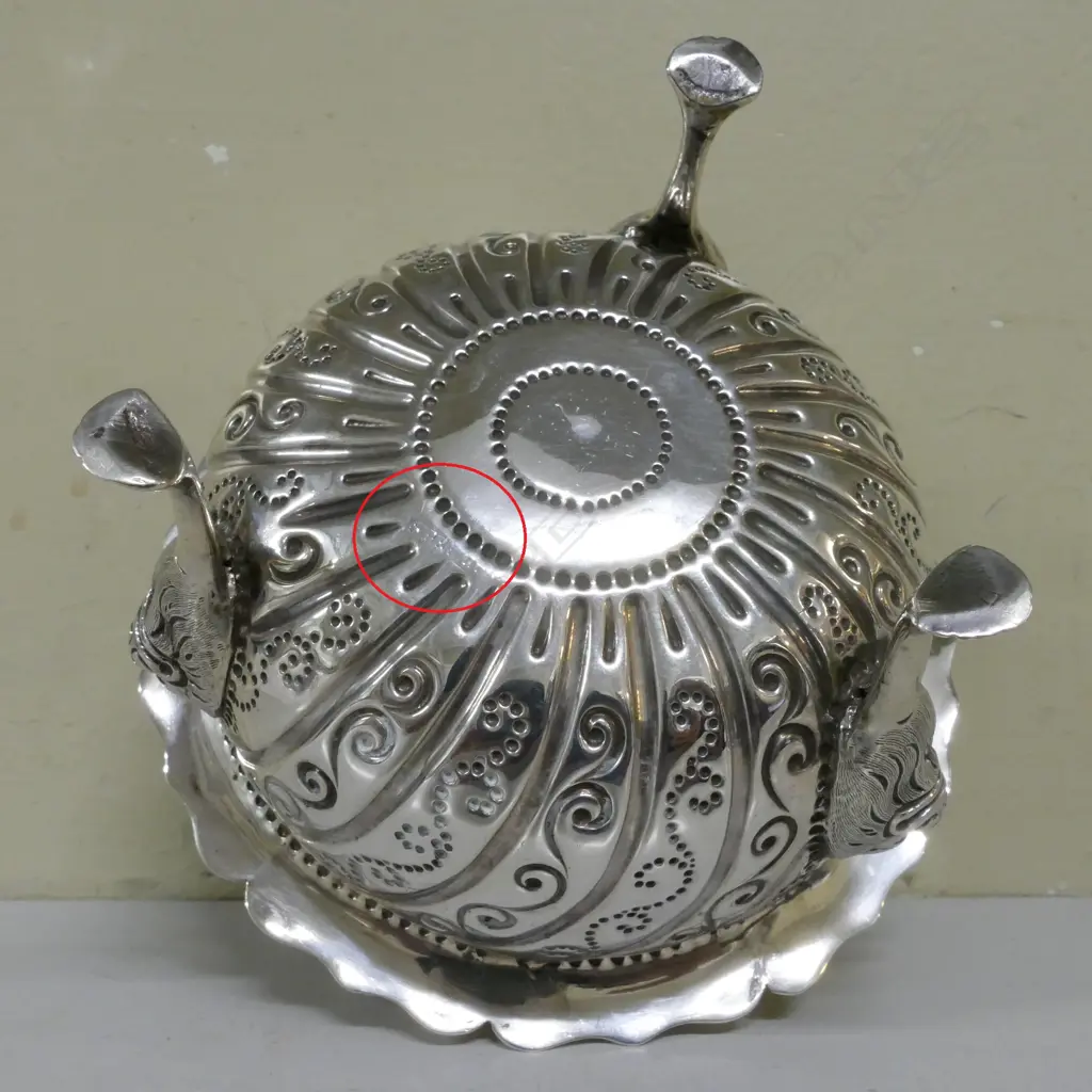 An 18thC Irish provincial silver sugar bowl Image 1++