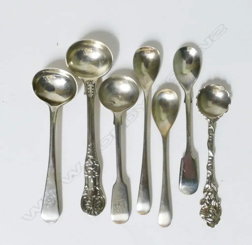 A Georgian silver salt spoon Image 1++