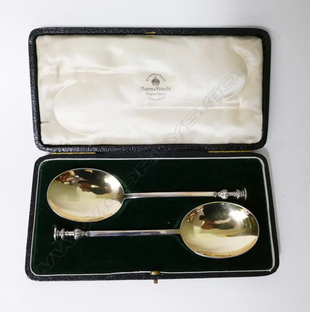 A cased pair of silver seal top spoons Image 1++