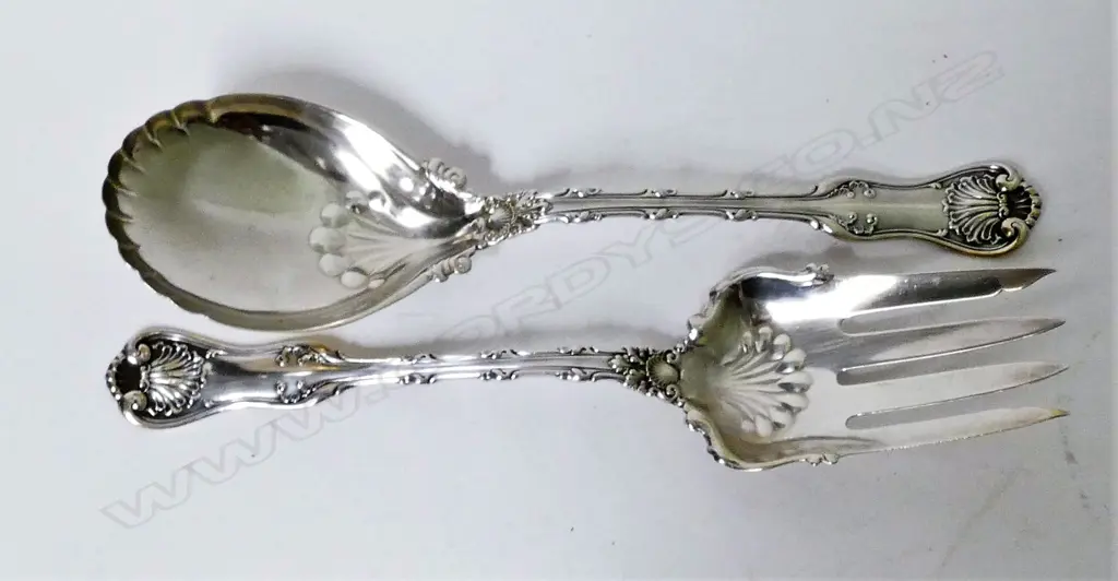 A pair of ornate American sterling silver servers Image 1++