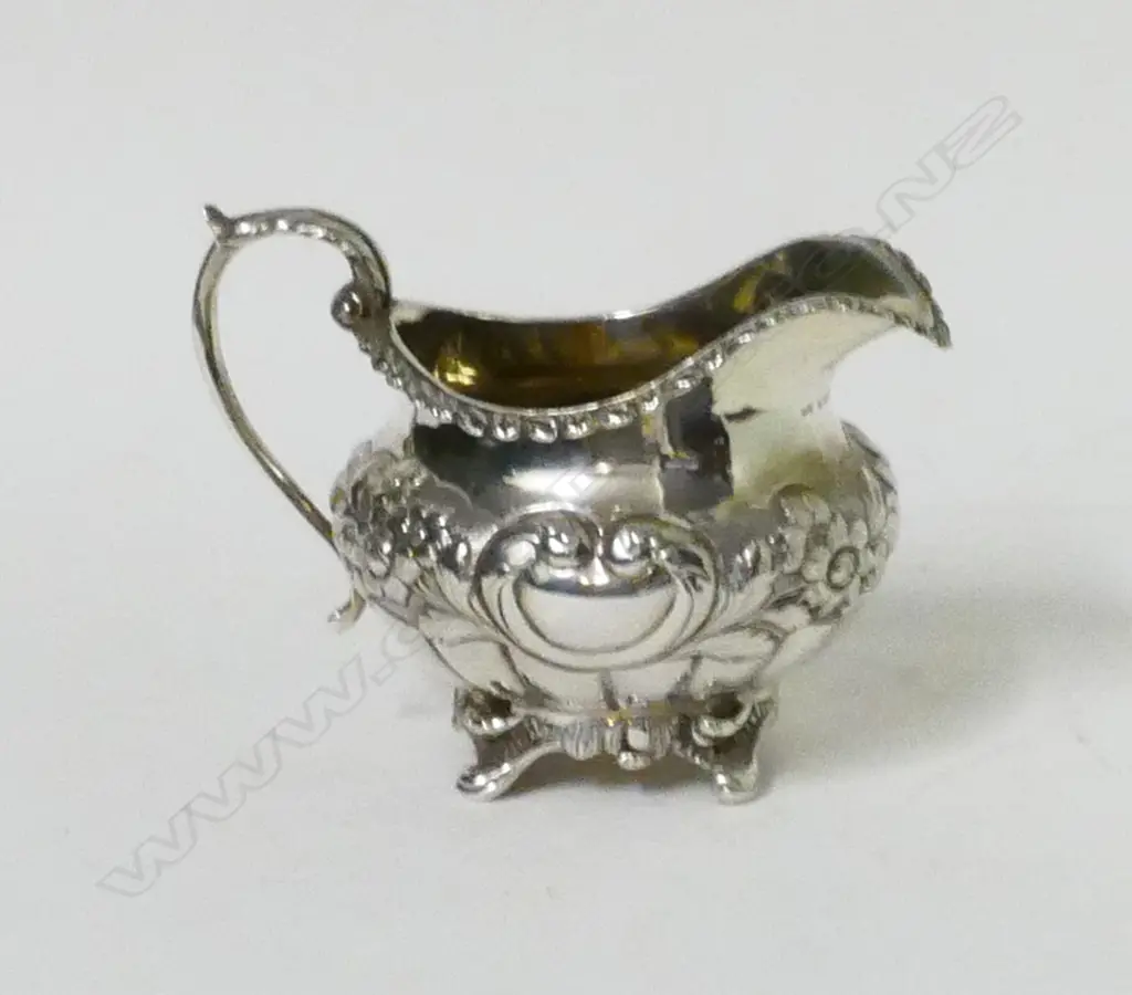 A George IV silver milk jug Image 1++