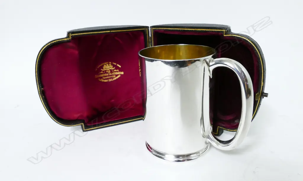 An Edwardian silver mug in leather case Image 1++