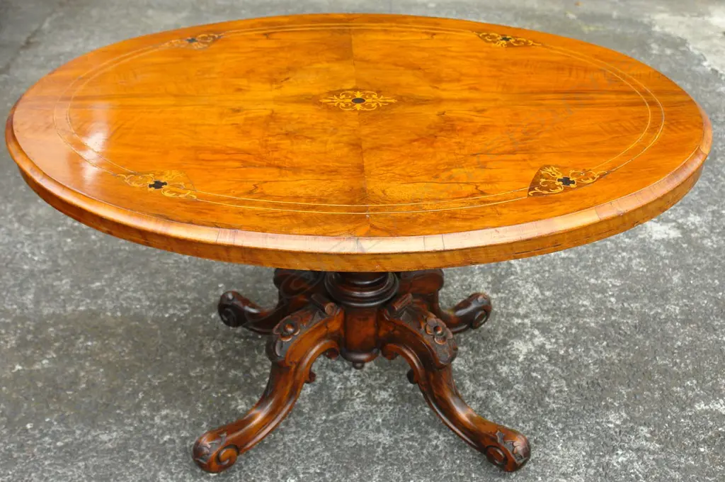 A Victorian figured walnut oval loo table Image 1++