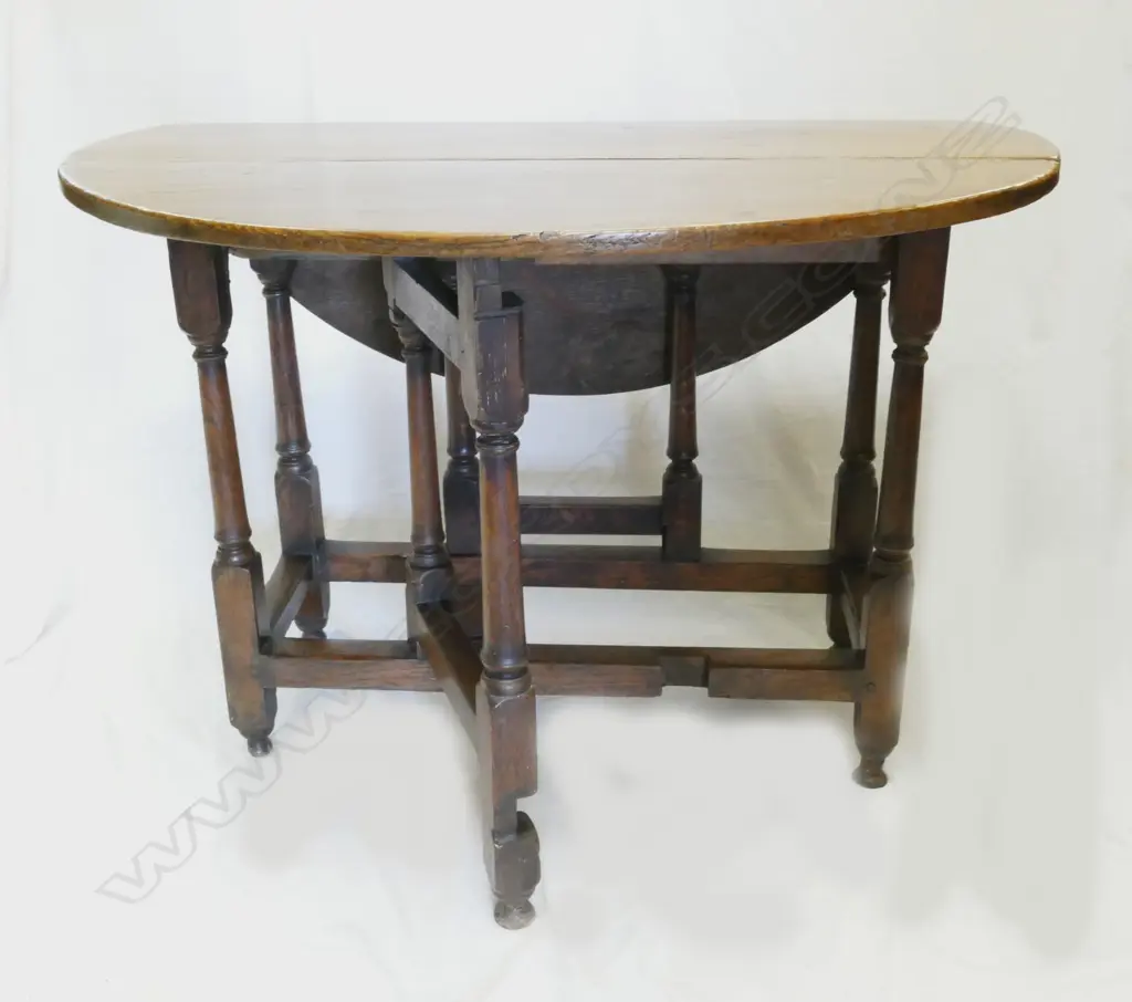 A Georgian oak gate leg table Image 1++