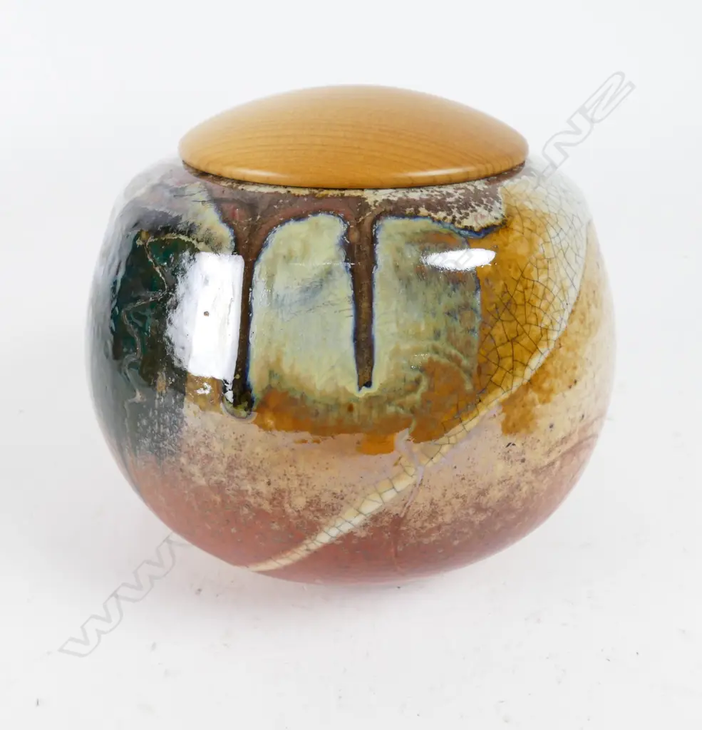 Anneke Borren pot with wooden lid Image 1++