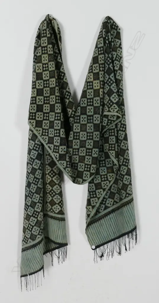 An early 20thC batik silk runner with tassels Image 1++