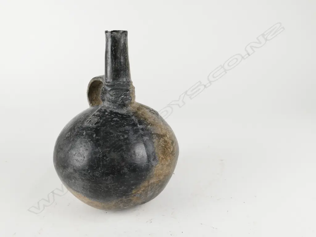 A pre-Columbian Chimú culture carafe Image 1++