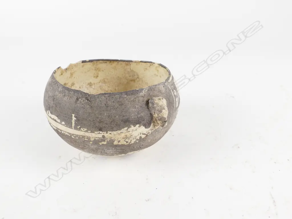 A small Nasca (southern Peru) culture pot Image 1++