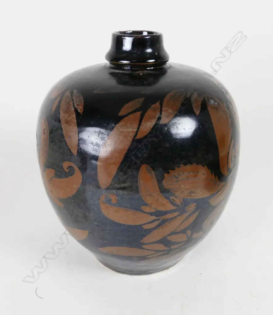 Large Japanese ovoid pot Image 1++