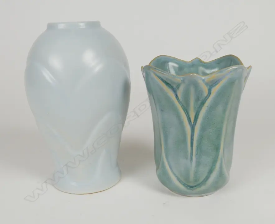 Two Crown Lynn vases Image 1++