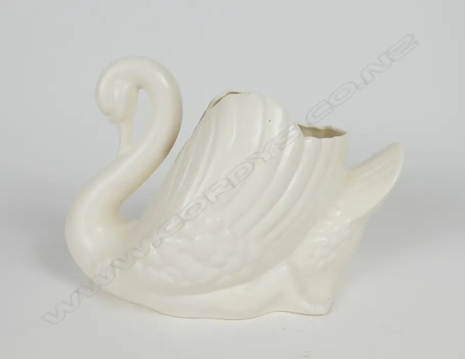 Crown Lynn large size white glaze swan vase Image 1++