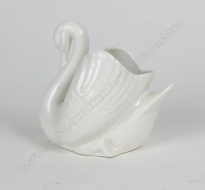 Crown Lynn medium size white glaze swan vase Image 1++