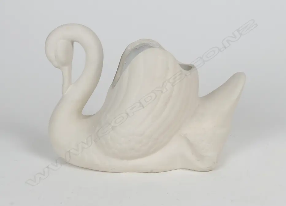 Crown Lynn medium size swan vase Image 1++