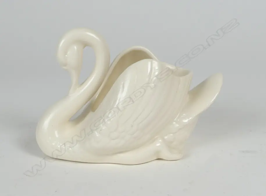 Crown Lynn small white glaze swan vase Image 1++