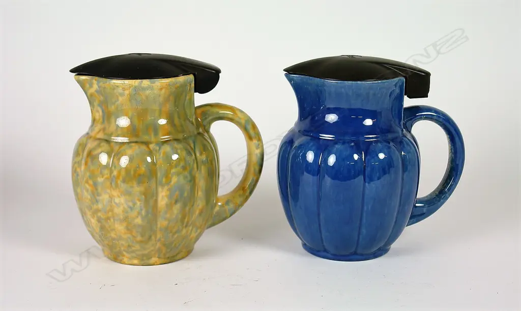 Two Temuka Ware pottery electric jugs Image 1++