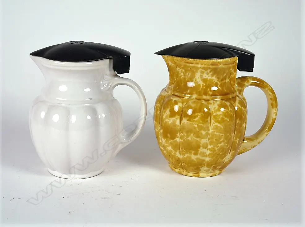 Two Temuka Ware pottery electric jugs Image 1++