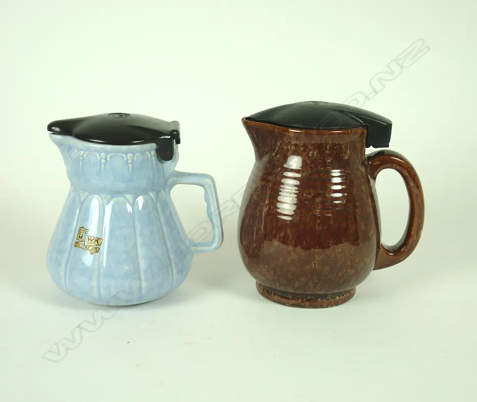 Two Temuka Ware pottery electric jugs Image 1++