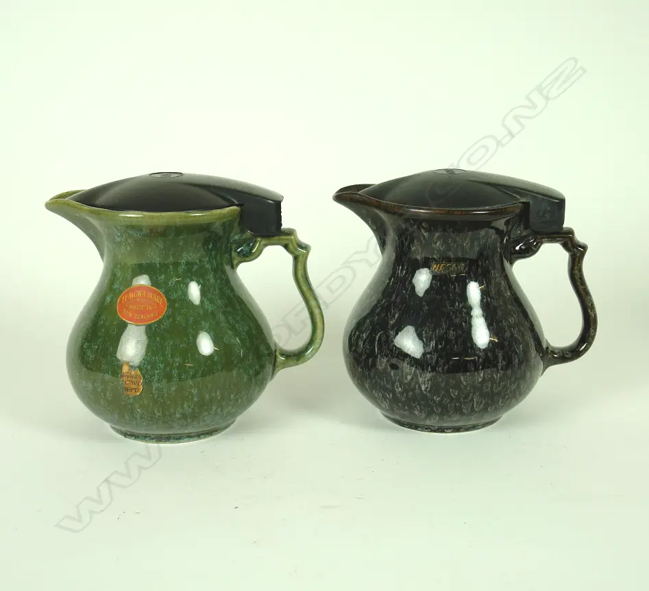 Two Temuka Ware pottery electric jugs Image 1++