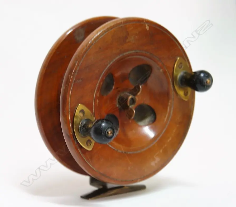 A 5½" Scarborough wooden fishing reel Image 1++