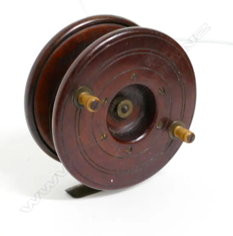 An early wooden 4½" reel Image 1++