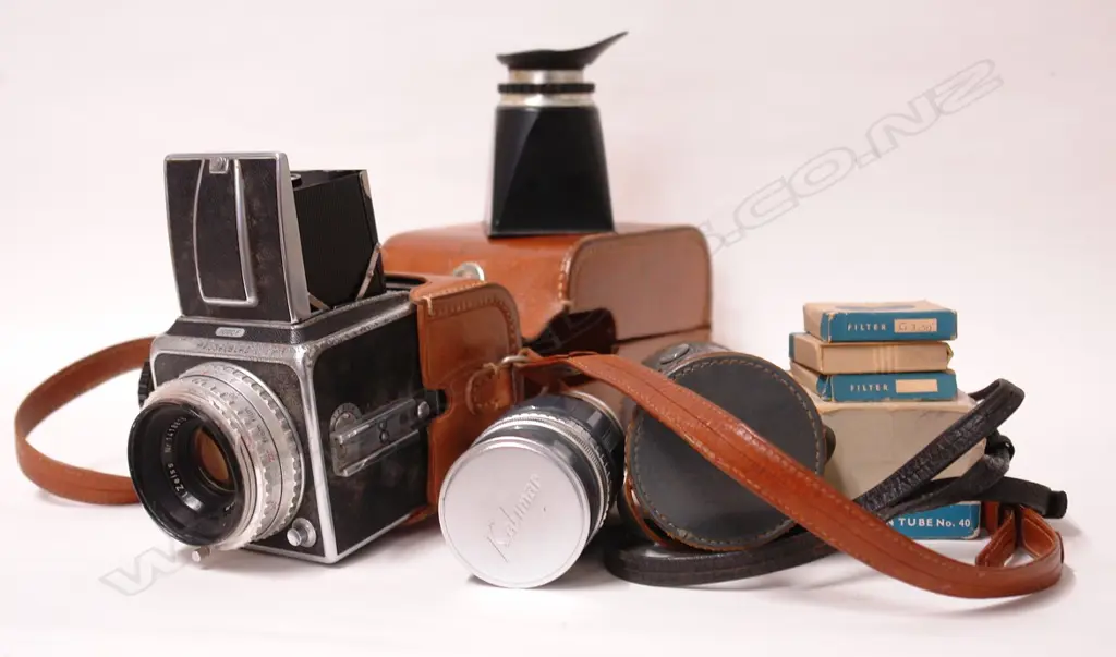 A c.1950s Hasselblad 1000F film camera Image 1++