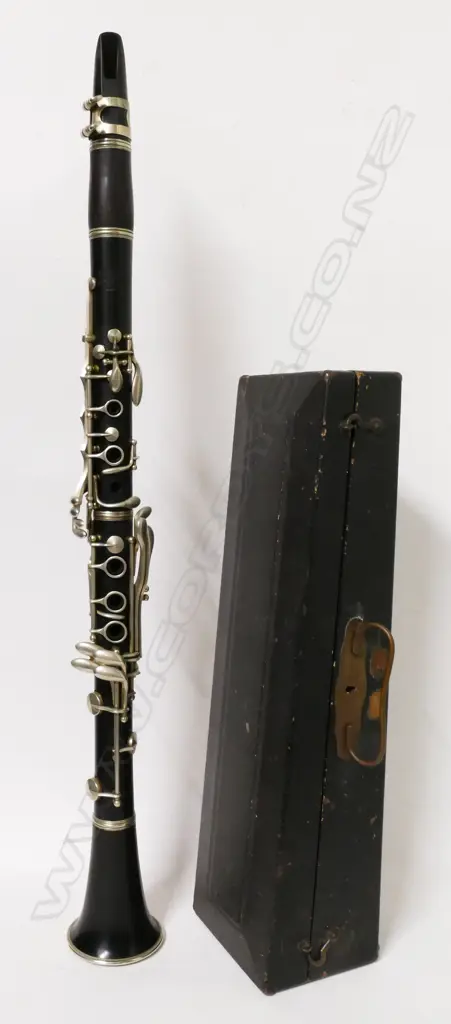 An SML 'Strasser' clarinet in case Image 1++