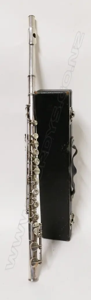 A Boosey & Hawkes 'Regent' flute Image 1++